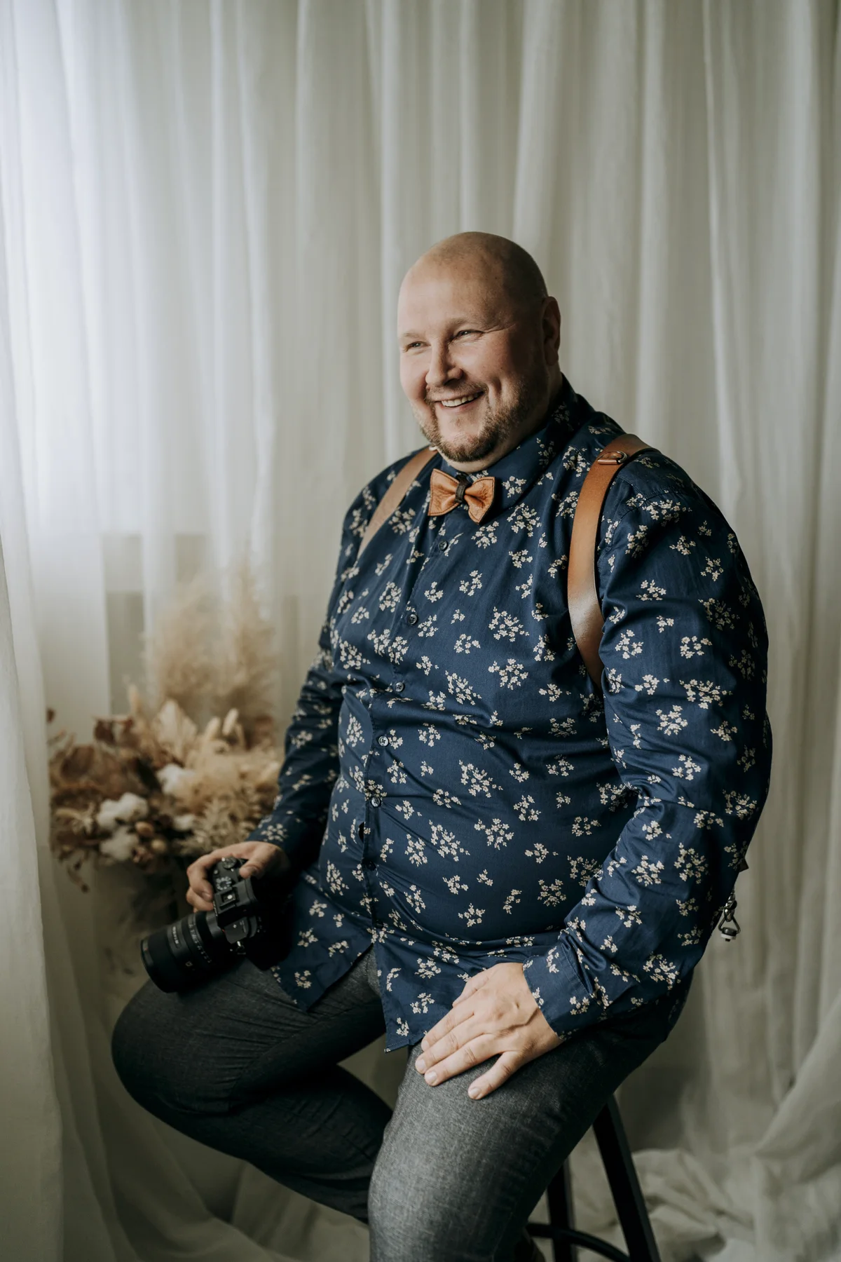 Valokuvaaja Arto Tapio kamera kädessä