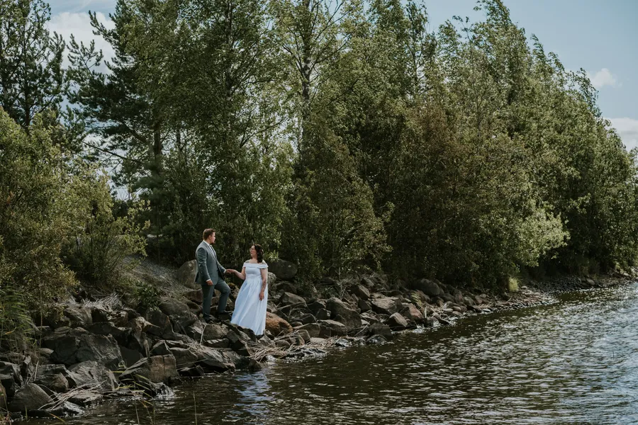 Hääpari rannalla luonnon keskellä