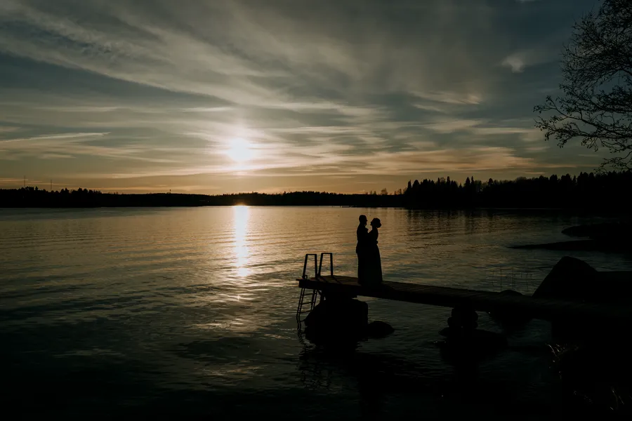 Auringonlasku ja hääpari laiturilla