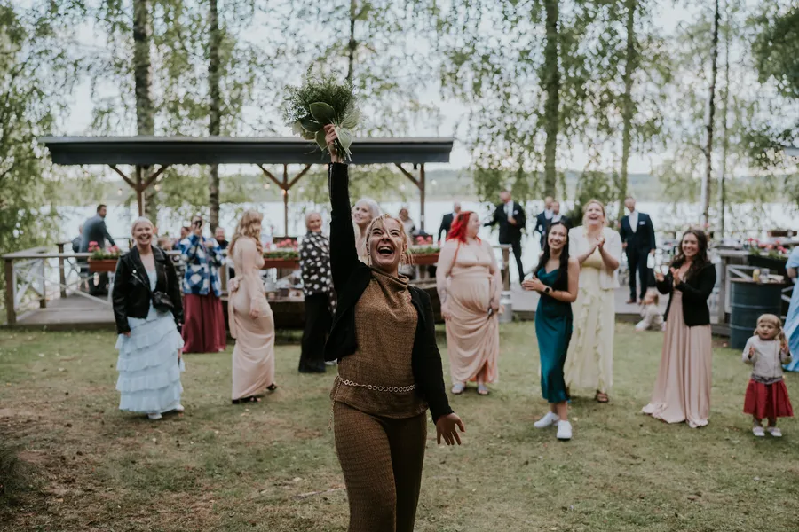 Hääjuhlan vieraat nurmikolla