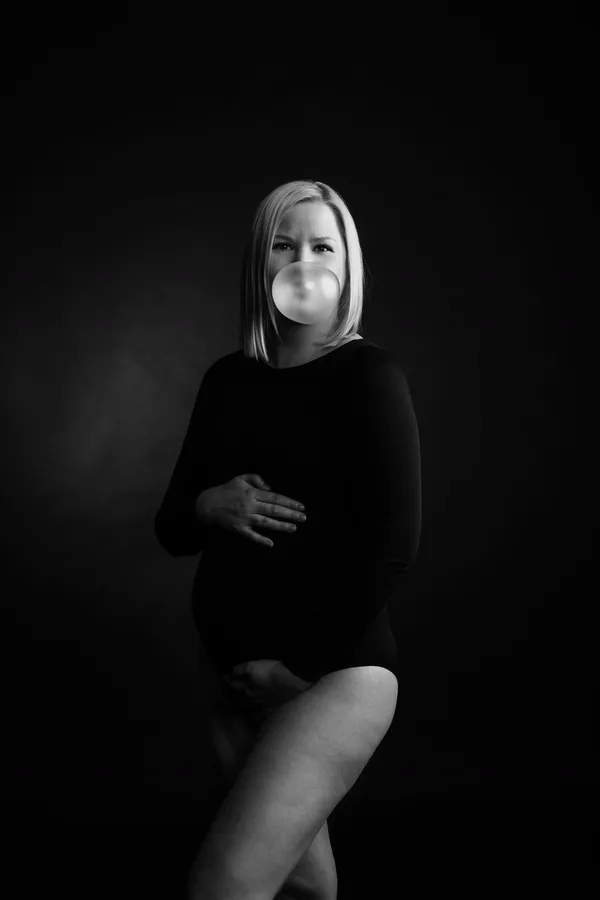 Odottava äiti mustavalkoisessa studiokuvassa