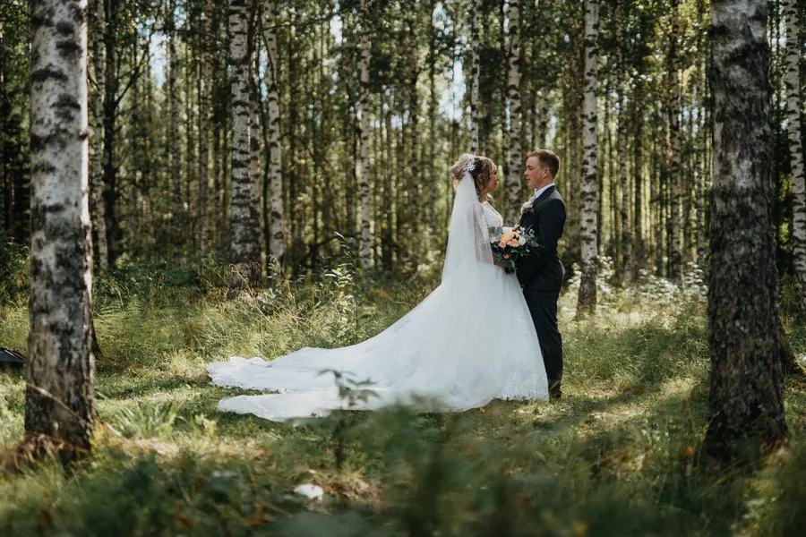 Hääpari metsässä, morsiamen pitkä hunnu