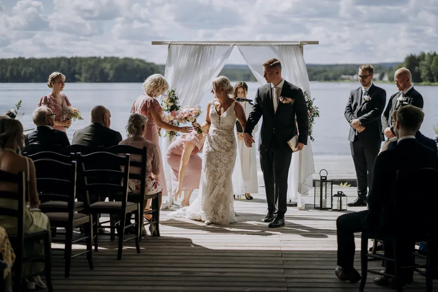 Vihkiseremonia järven rannalla