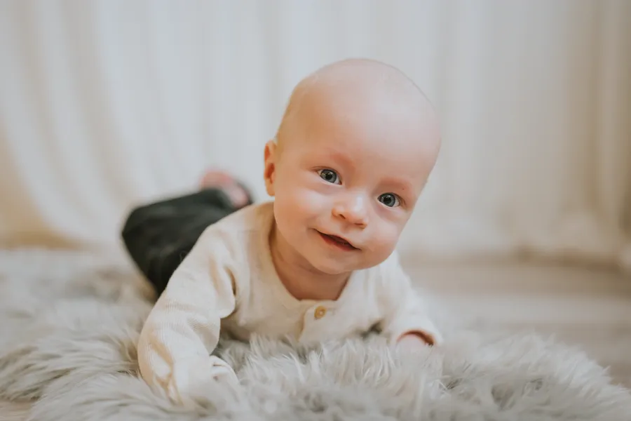 Hymyilevä vauva vatsallaan