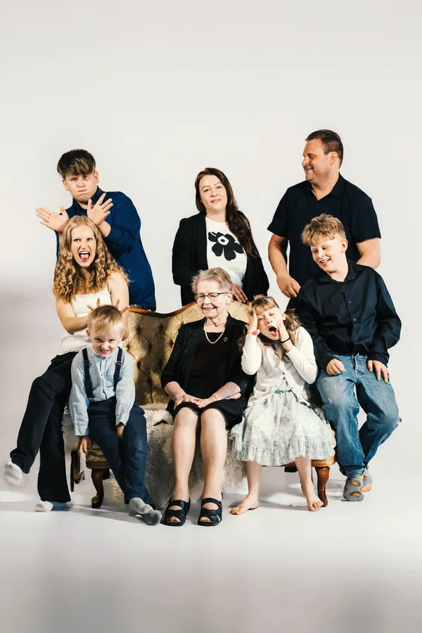 Suurperheen ryhmäkuva studiossa