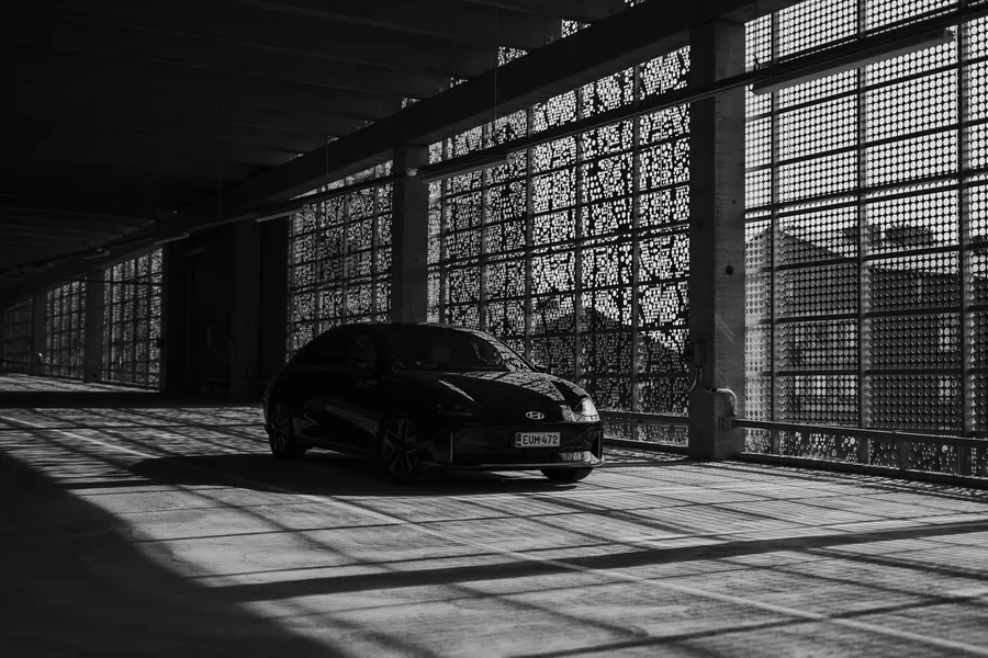 Auto parkkihallissa, tumma tunnelmakuva