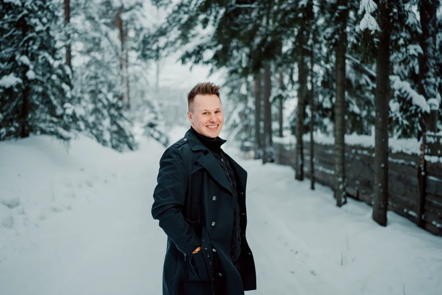 Mies talvisessa maisemassa, ulkokuva